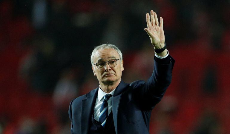 Claudio Ranieri despidiéndose de los aficionados del Leicester tras perder el partido de ida de los octavos de final de la Champions contra el Sevilla