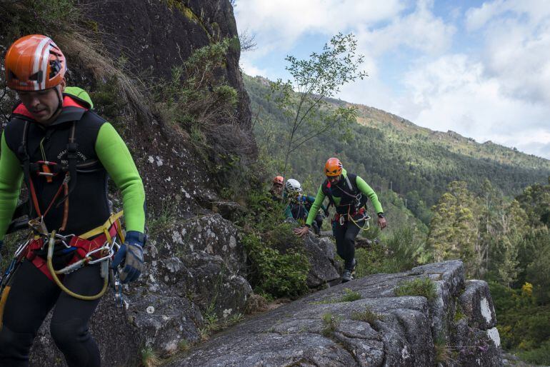 Efectivos del Equipo de Rescate e Intervención de Montaña de la Guardia Civil acceden a la cascada de A Corga da Fecha (Lobios), antes de decidir abandonar las labores de rescate, por culpa del aumento de caudal, del cuerpo del portugués que falleció el p