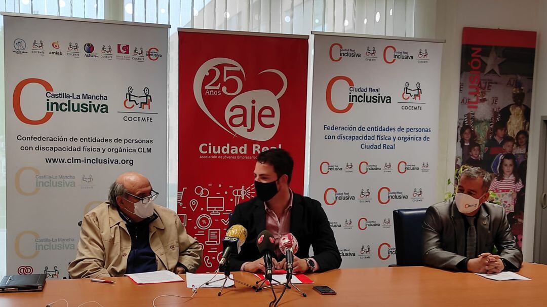 David Ballesteros, presidente de AJE Ciudad Real y Enrique Alarcón presidente de CLM inclusiva Cocemfe durante la firma del convenio en el vivero de empresas de Ciudad Real