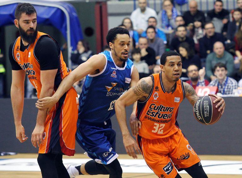 GRAF9272. BURGOS, 11022018.- El escolta estadounidense del Valencia Basket Erick Green (d) avanza con el balón perseguido por su compatriota del San Pablo Burgos John Jenkins (c), y su compañero de equipo el pívot montenegrino Bojan Dubljevic (i), durante