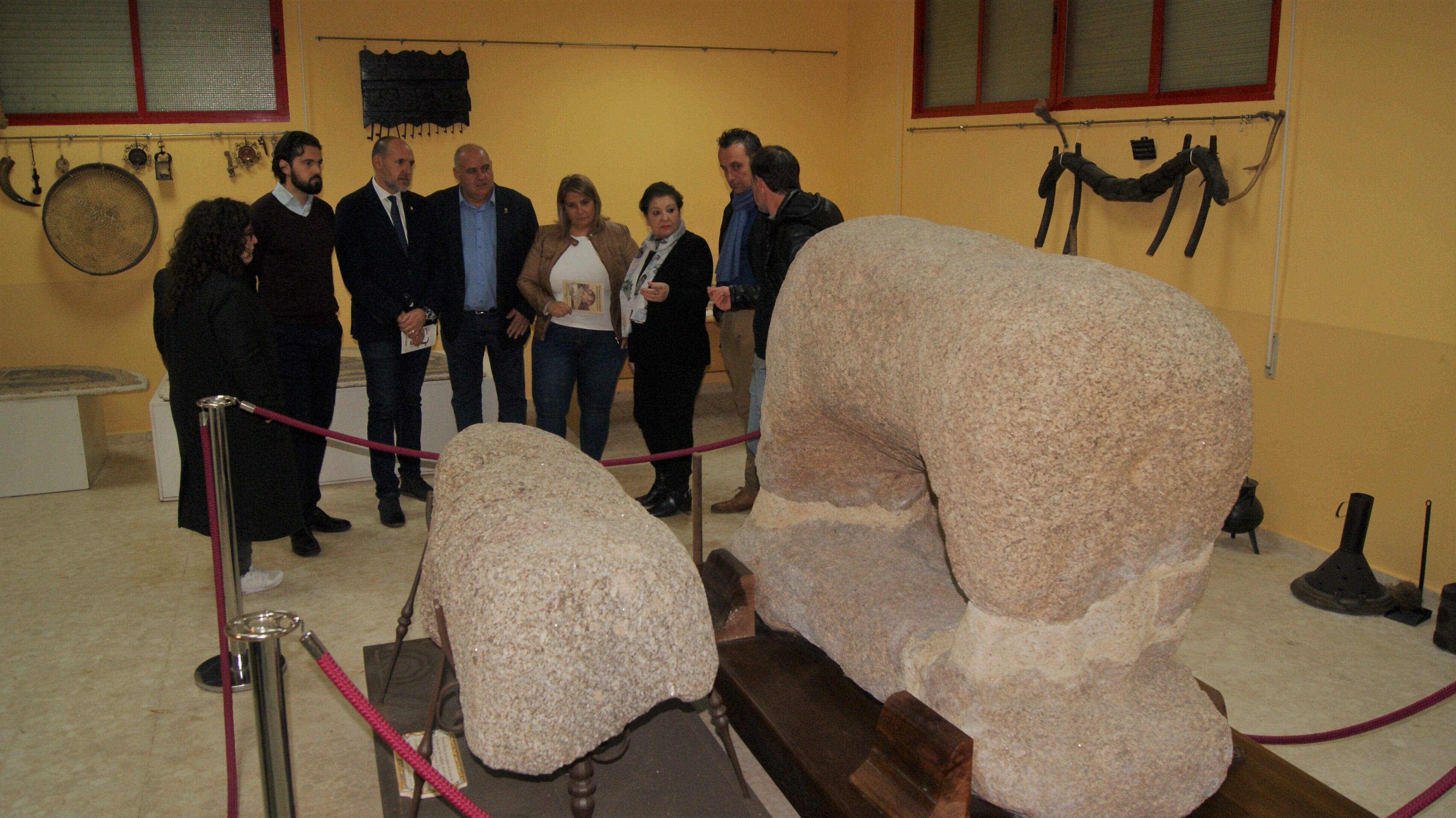 La alcaldesa junto a representantes del Gobierno municipal y regidor de Talavera La Nueva