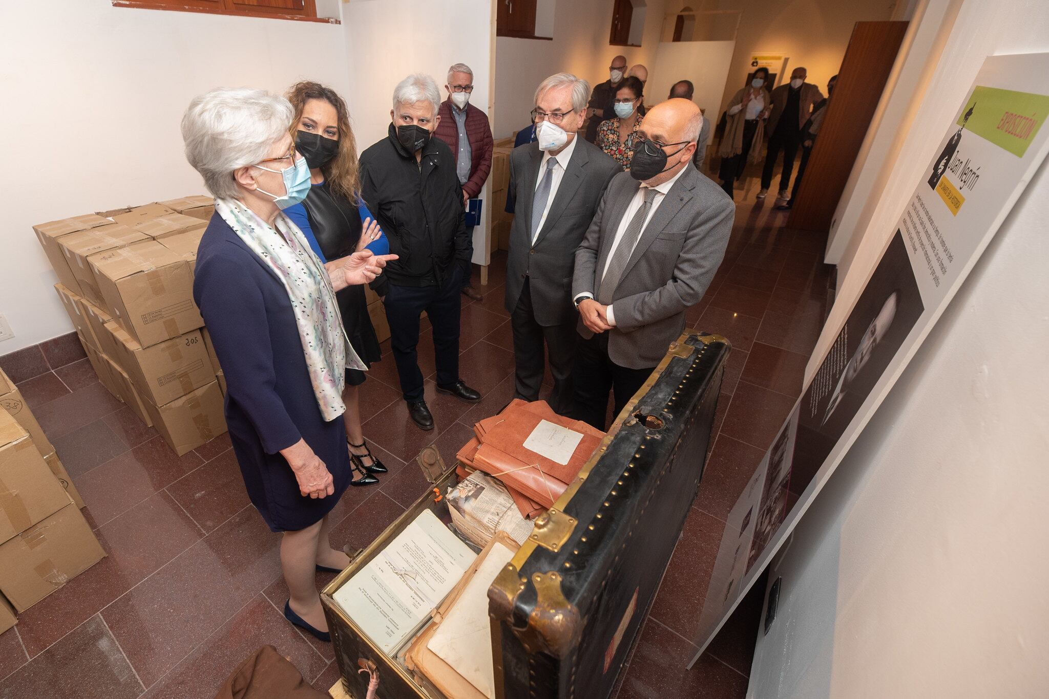 La nieta de Juan Negrín hace entrega de los libros y documentos a la Fundación en Gran Canaria