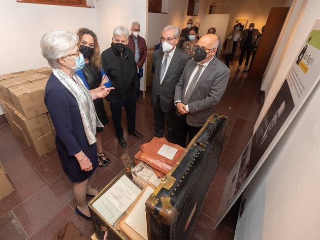 La nieta de Juan Negrín hace entrega de los libros y documentos a la Fundación en Gran Canaria