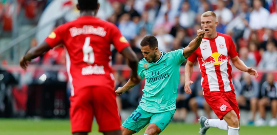 Eden Hazard, en el momento del golpeo de la pelota antes de marcar su primer gol como madridista