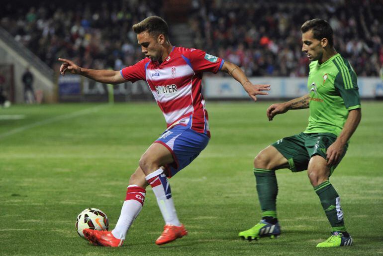 Robert Ibañez controla el balón ante el defensa del Celta Jonathan Castro