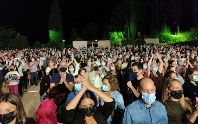 Rozalén en concierto en el Generalife, en el recinto de la Alhambra (Granada) con un público (aforo completo) entregado