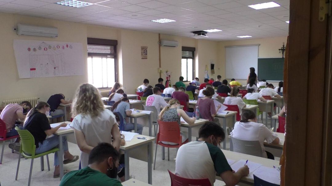 Estudiantes examinándose de Selectividad en SAFA Úbeda