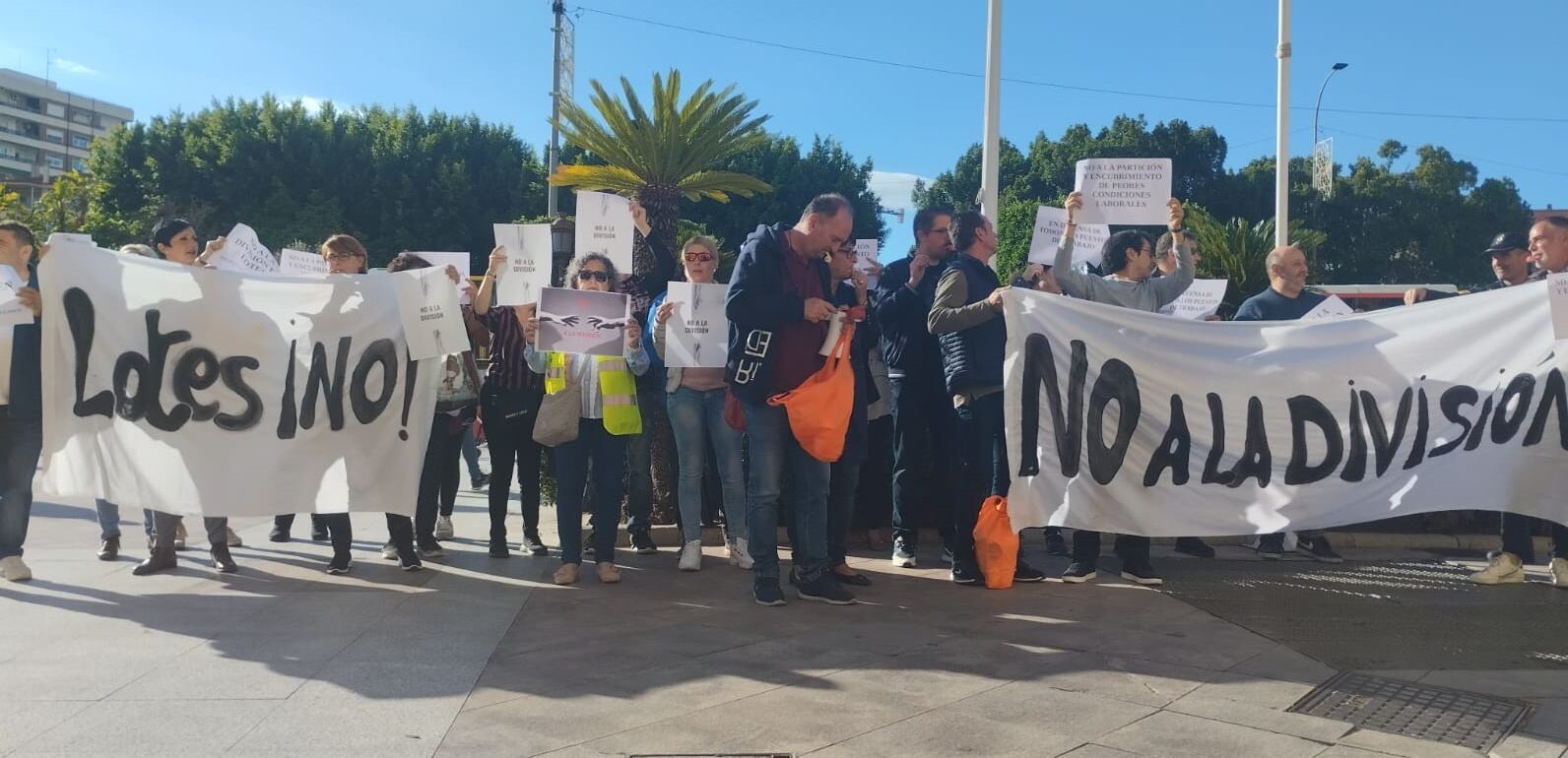 Protesta de los trabajadores del servicio de limpieza de edificios públicos municipales frente al Ayuntamiento de Murcia