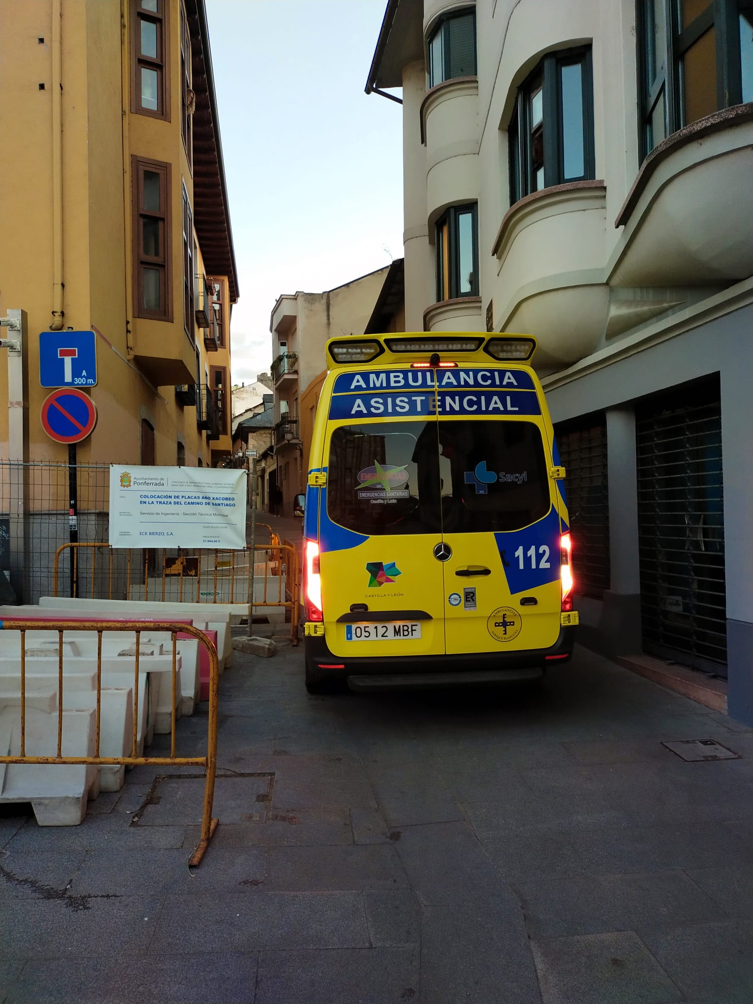 Una ambulancia con dificultades para acceder a la calle del Rañadero