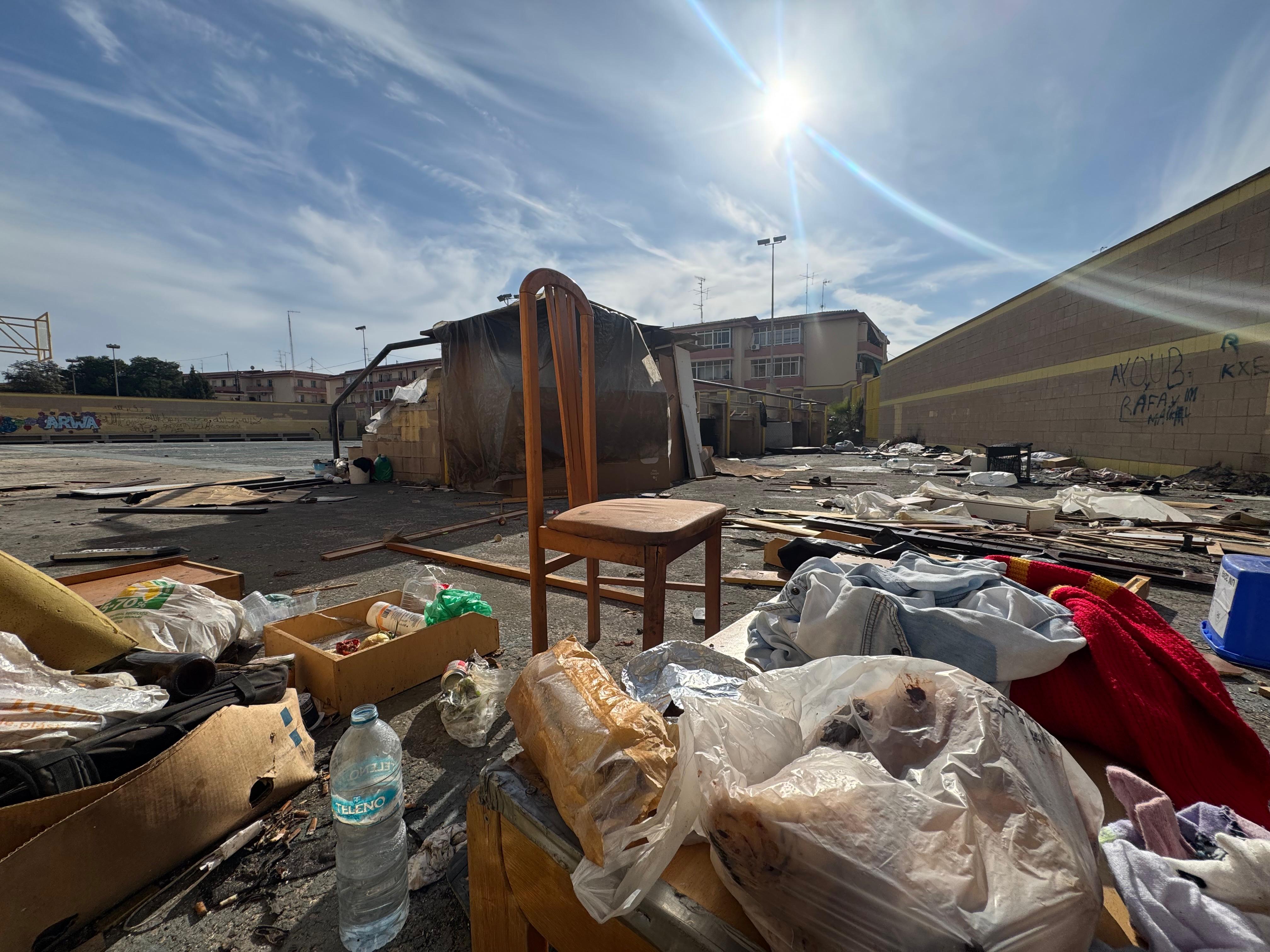 Desperfectos y residuos en el Residuos en el polideportivo de Colonia Requena