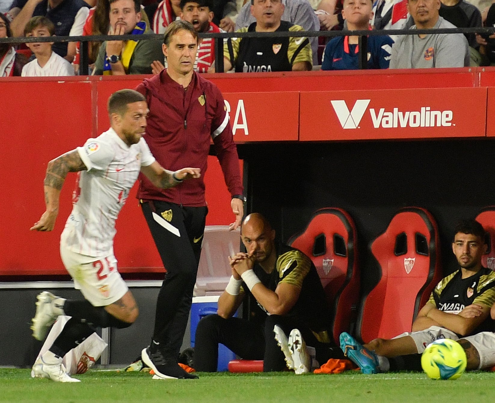 SEVILLA, 29/04/2022.- El entrenador del Sevilla, Julen Lopetegui (2-i), durante el partido de Liga en Primera División ante el Cádiz que disputaron este viernes en el estadio Ramón Sánchez-Pizjúan, en Sevilla. EFE/Raúl Caro