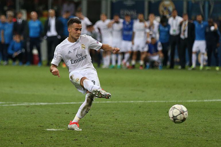 Lucas Vázquez lanza un penalti en la final de la Champions League frente al Atlético