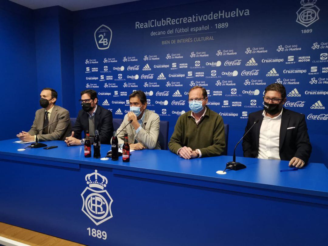 Manolo Zambrano, junto a parte del Consejo de Administración del Recreativo de Huelva.