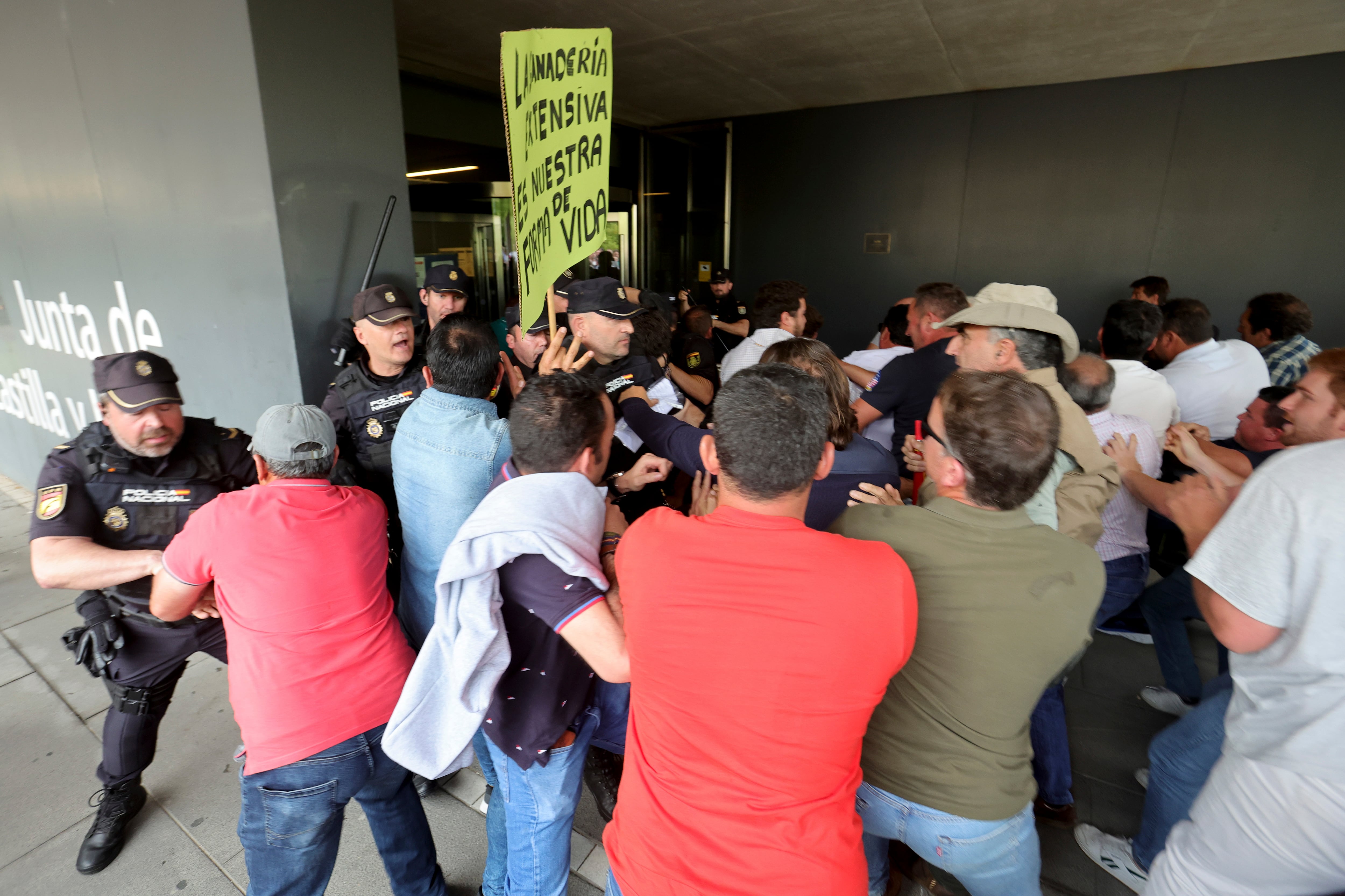 Un momento de la protesta de ganaderos salmantinos contra el saneamiento de la tuberculosis bovina. EFE/J.M.GARCÍA