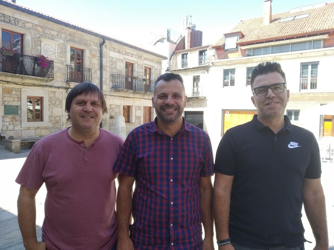 Xan Lois Lomba, Anxo Baz y Miguel Fernández, miembros del BNG de A Guarda en la Praza do Reló.