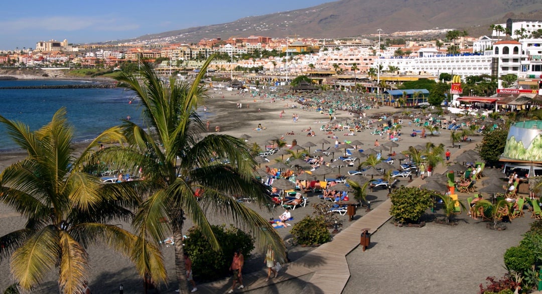 La playa de Torviscas, en el municipio de Adeje (Tenerife), es una de las ubicaciones preferentes de los británicos en Canarias