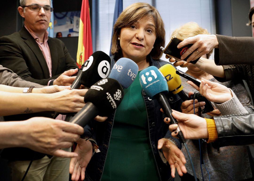 La presidenta del PPCV , Isabel Bonig, atiende a los medios de comunicación momentos antes de presidir la Junta Directiva Regional del partido