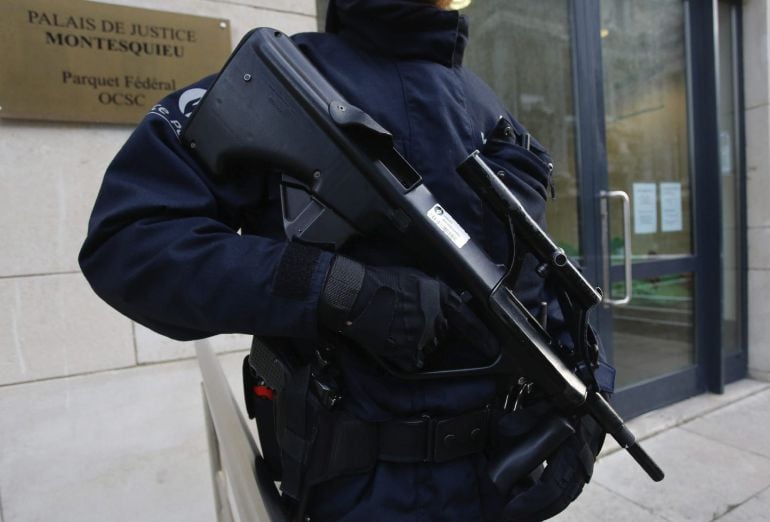 Foto de archivo de un policía montando guardia tras una operación antiterrorista.