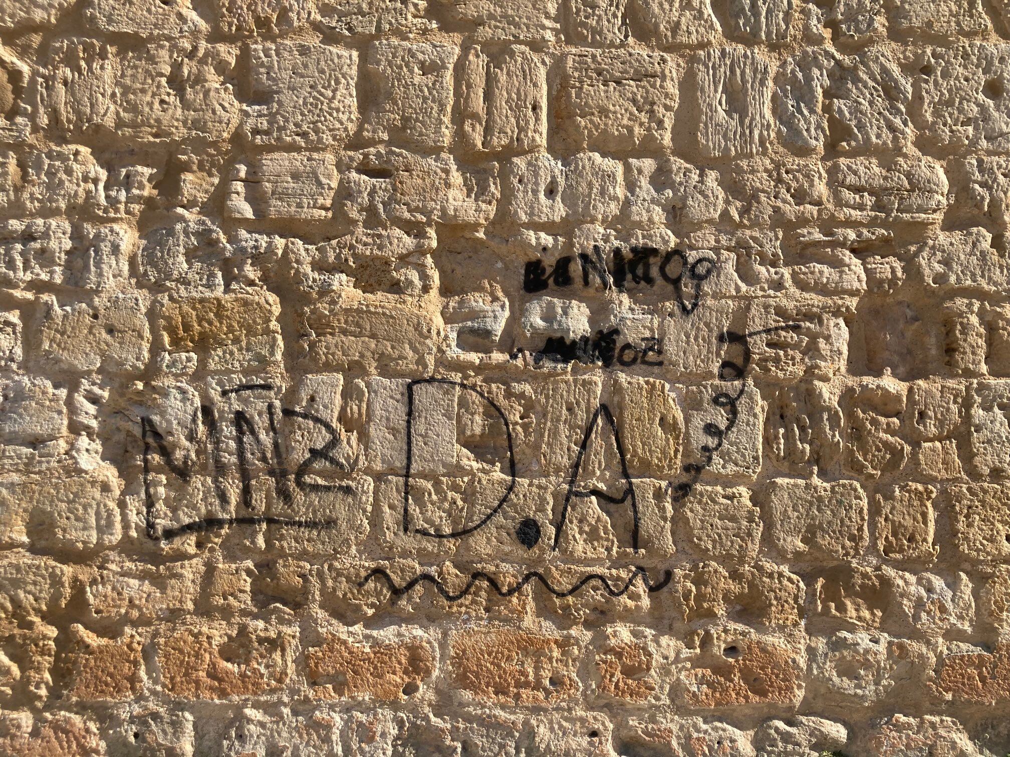 Una de las pintadas de la torre de San Juan