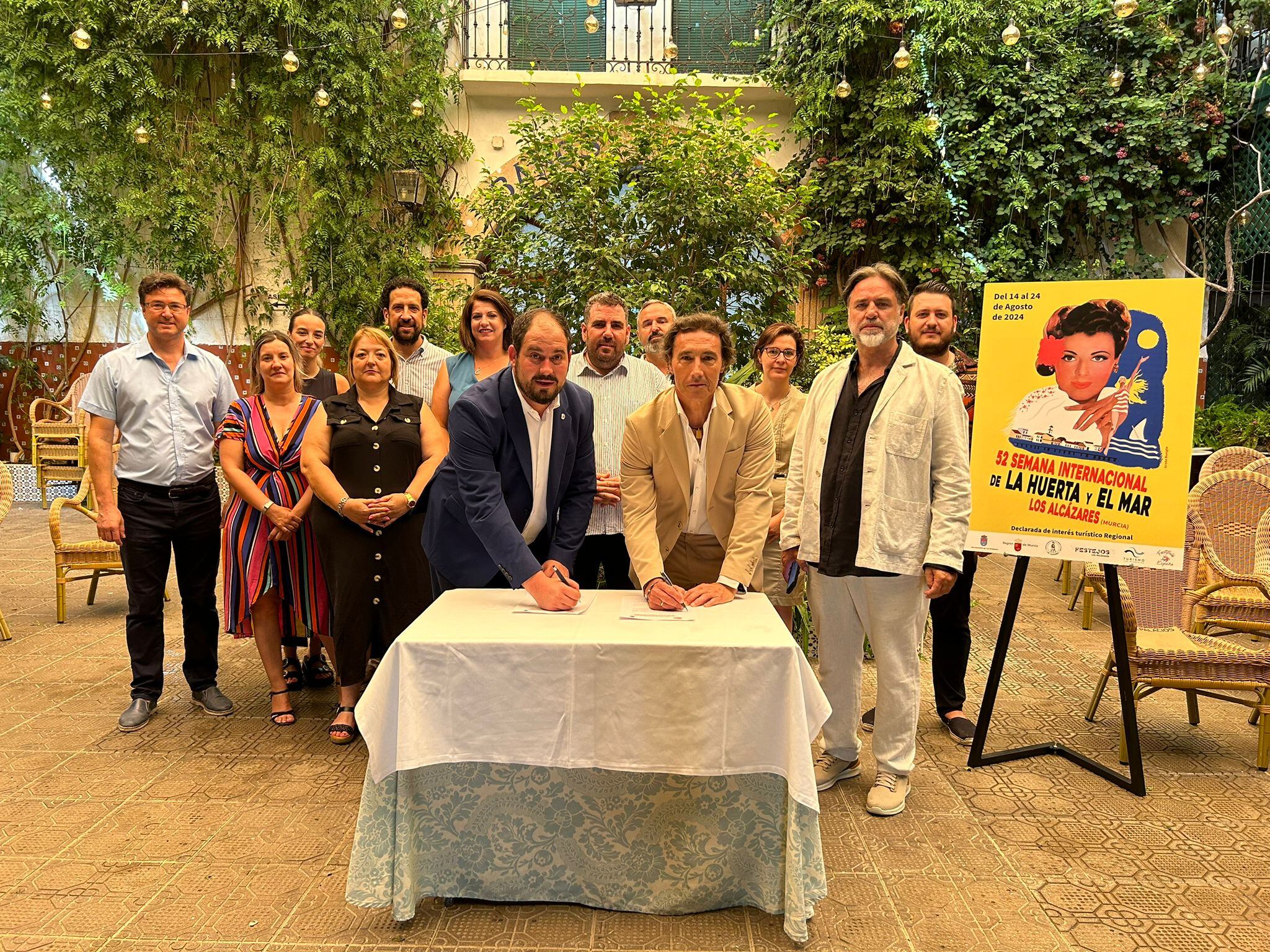 En la imagen Mario Cervera, alcalde de Los Alcazares, y Pablo Ruiz, presidente de la Agrupación Sardinera durante la firma de un protocolo de intenciones para la participación de los grupos sardineros en la Semana Internacional de la Huerta y el Mar.