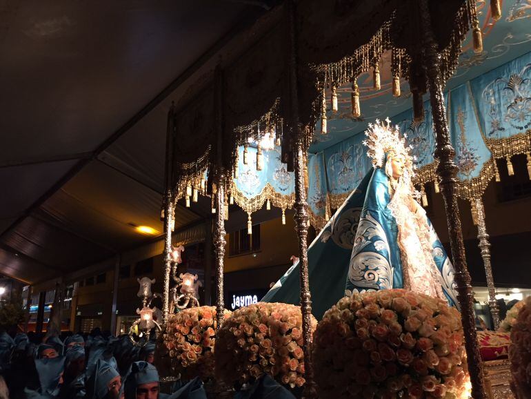 La Virgen de los Dolores (Paso Azul) resguardada de la lluvia en la calle Presbítero Emilio García