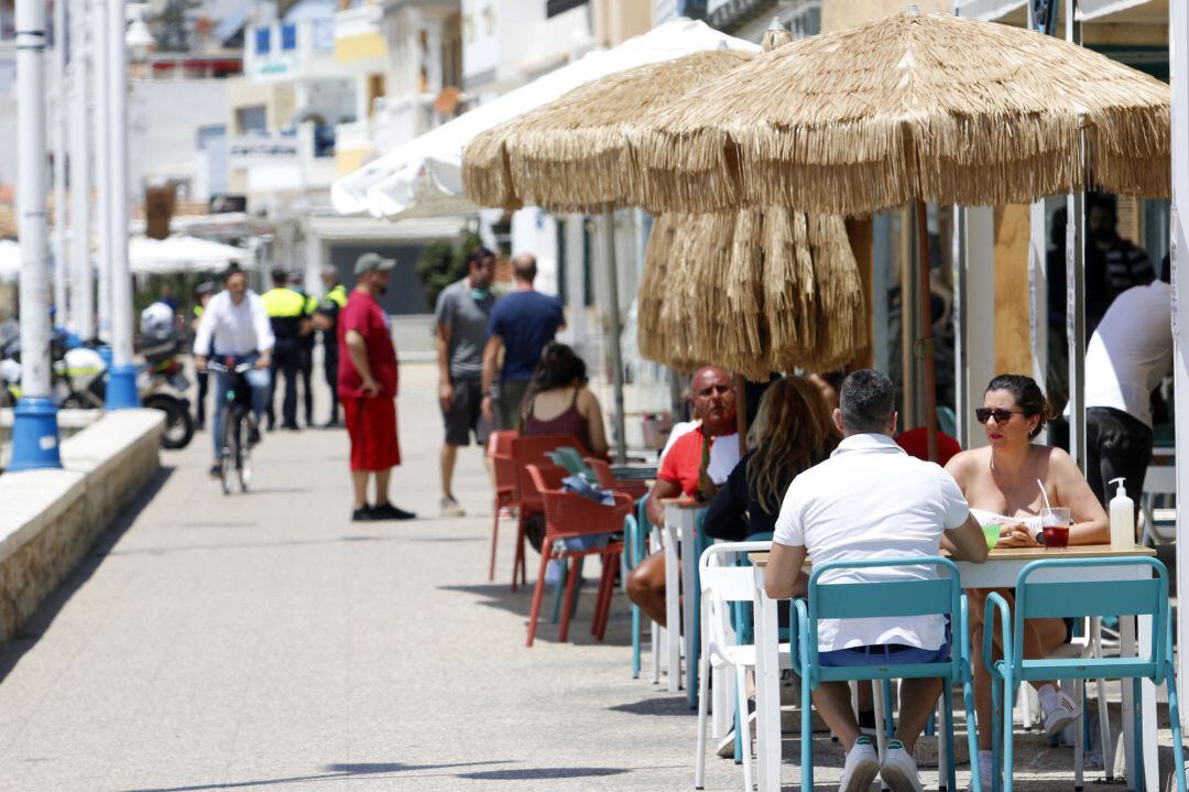 Un grupo de personas pasean por el paseo marítimo de Pedregalejo  durante la Fase 1 en Málaga.