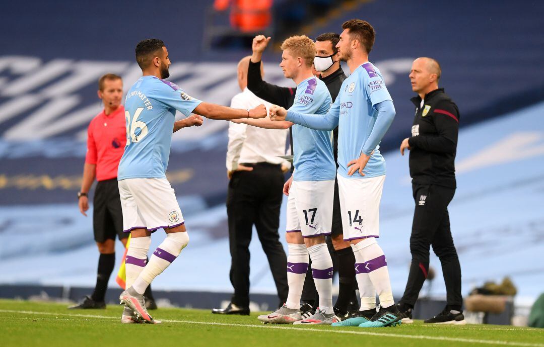 Riyad Mahrez, Kevin de Bruyne y Aymeric Laporte, durante un partido del Manchester City. 