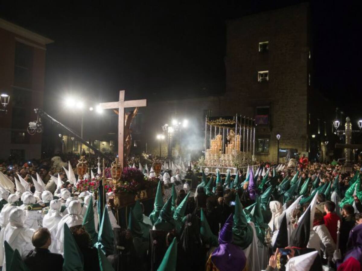 Momento de El 'Encuentro' durante la noche de Lunes Santo en la Semana Santa de Ávila./Raúl Sanchidrián
