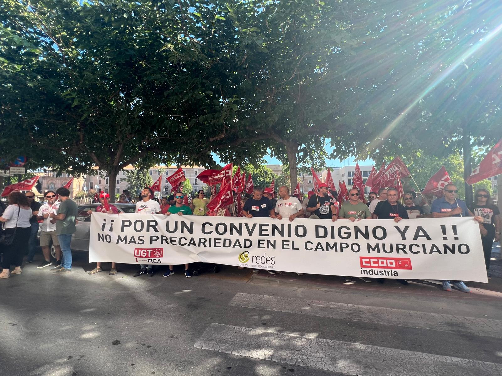 UGT, CCOO y REDES se concentran frente a la sedes de COAG y ASAJA por el bloqueo del convenio colectivo forestal y pecuario