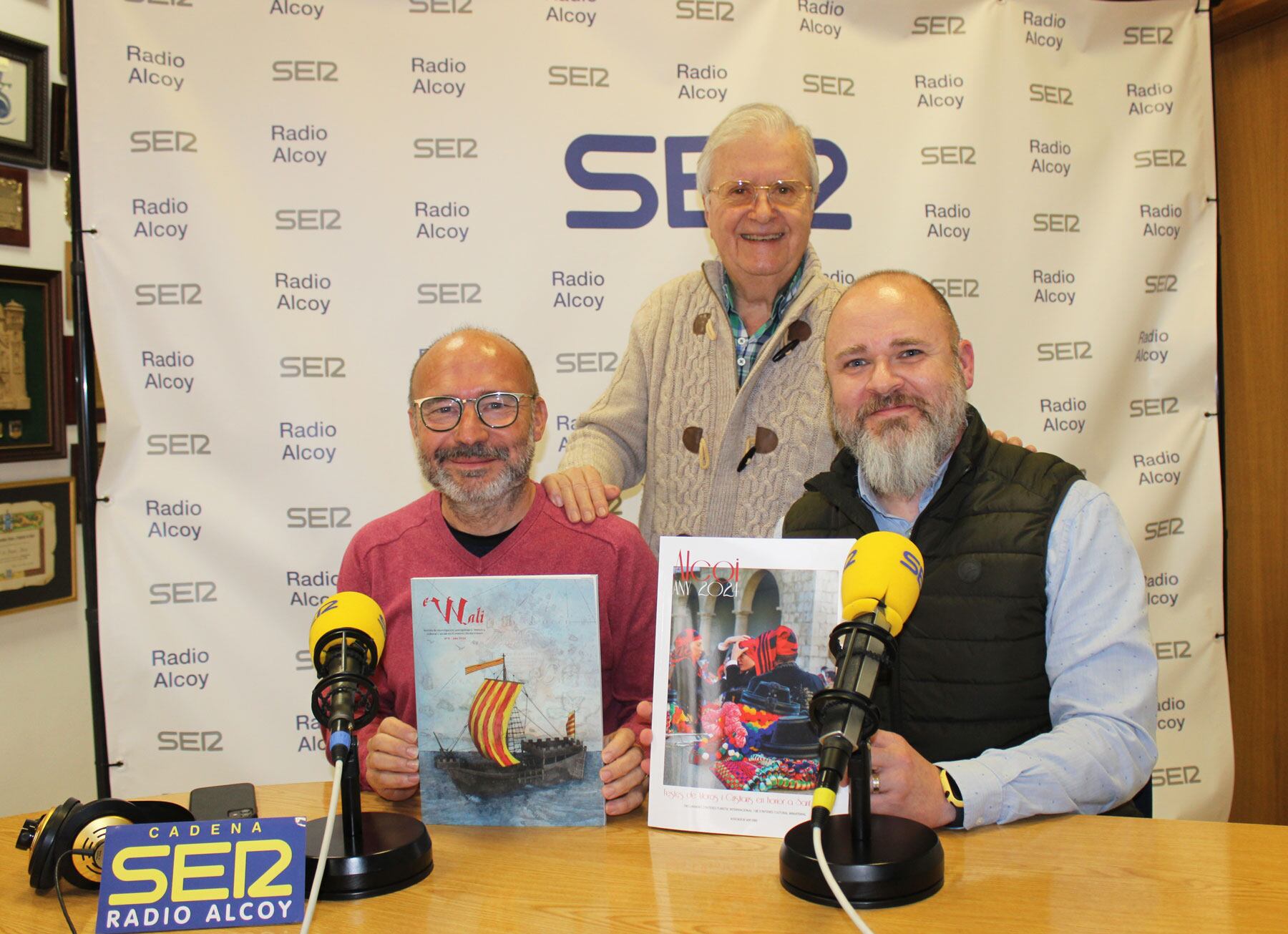 Pau Acosta y Víctor Hugo Ribes, con Paco Aznar en el estudio central de Radio Alcoy