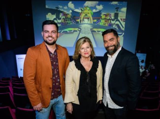 De izquiera a derecha: Carlos Santos, diseñador del escenario; Inmaculada Medica, concejal de Carnaval; Israel Reyes, director artístico del Carnaval.