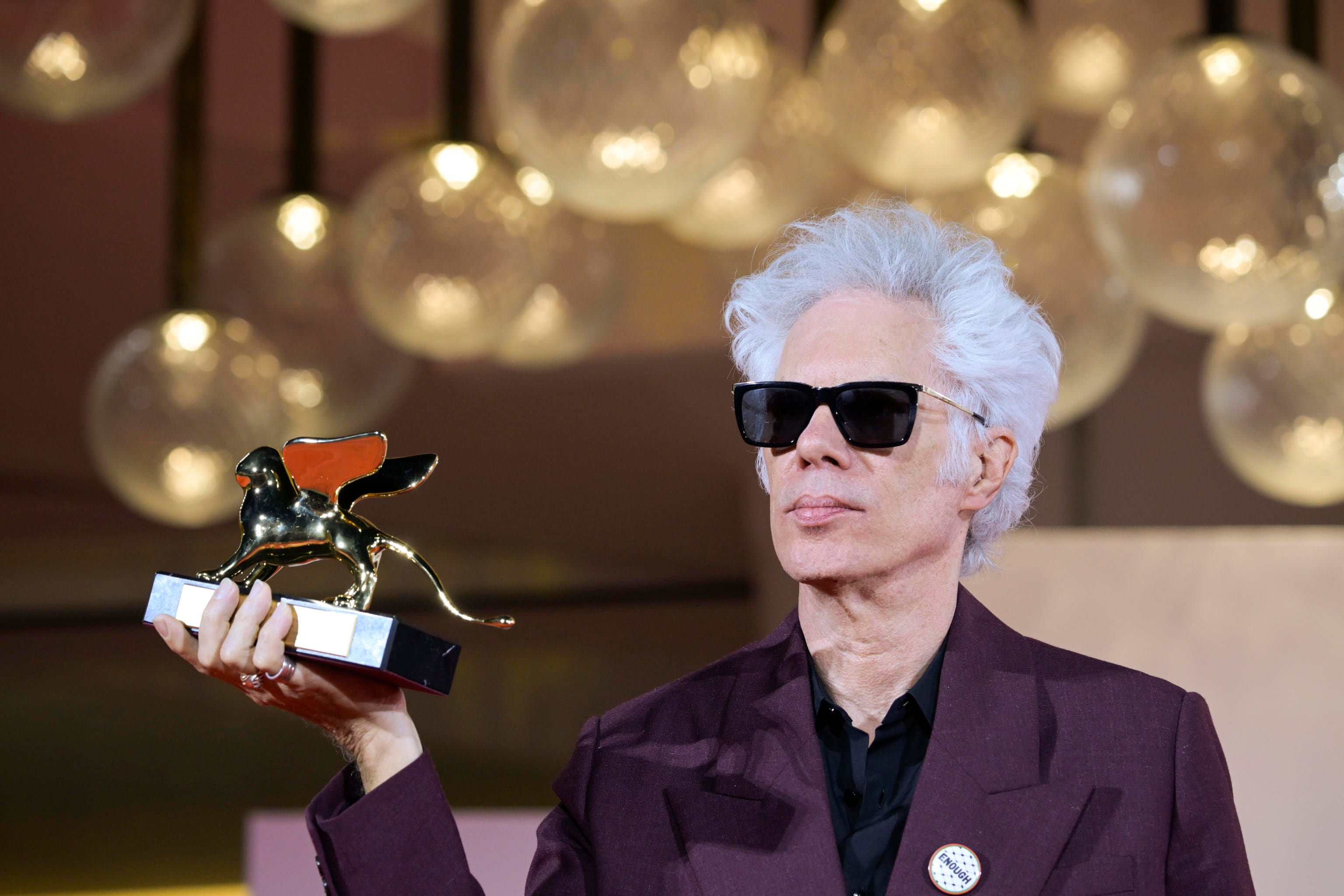VENICE (Italy), 06/09/2025.- US director Jim Jarmusch poses with his Golden Lion for Best Film award for 'Father Mother Sister Brother' during the closing and awards ceremony of the 82nd annual Venice International Film Festival, in Venice, Italy, 06 September 2025. (Cine, Cine, Italia, Venecia) EFE/EPA/ETTORE FERRARI