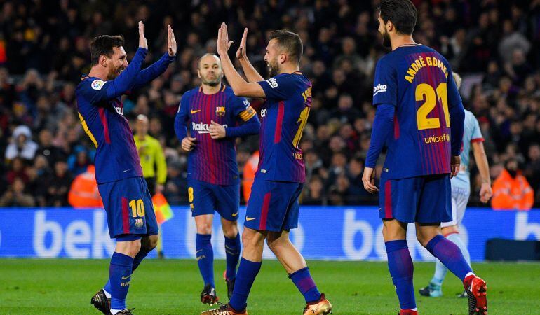 Jordi Alba y Leo Messi festejan uno de los goles ante el Celta