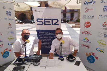 El alcalde de Lorca, Diego José Mateos, junto a Joaquín Guillén, en la Plaza de España, desde donde hoy se ha emitido el formato veraniego de &#039;La radio al sol&#039; a través del programa Hoy por hoy