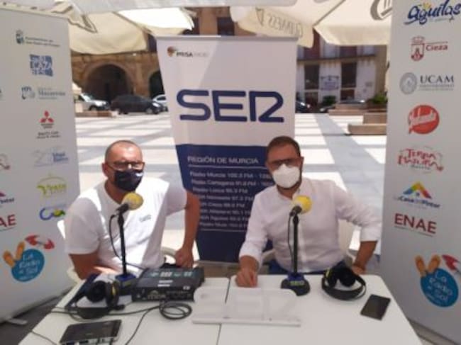 El alcalde de Lorca, Diego José Mateos, junto a Joaquín Guillén, en la Plaza de España, desde donde hoy se ha emitido el formato veraniego de 'La radio al sol' a través del programa Hoy por hoy