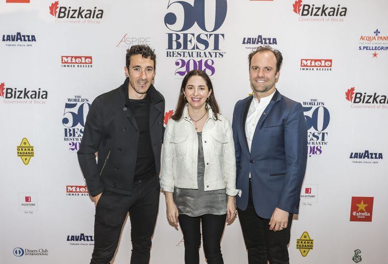 Eneko Atxa y Elena Arzak, junto a uno de los responsables de &#039;Restaurant&#039;.