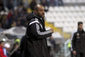 GRA495. MÁLAGA, 02/02/2015.- El entrenador portugués del Valencia CF, Nuno Espírito Santo, durante el partido de la vigésimo primera jornada de Liga en Primera División que Málaga CF y Valencia CF disputan esta noche en el estadio de La Rosaleda, en Málaga. EFE/Daniel Pérez