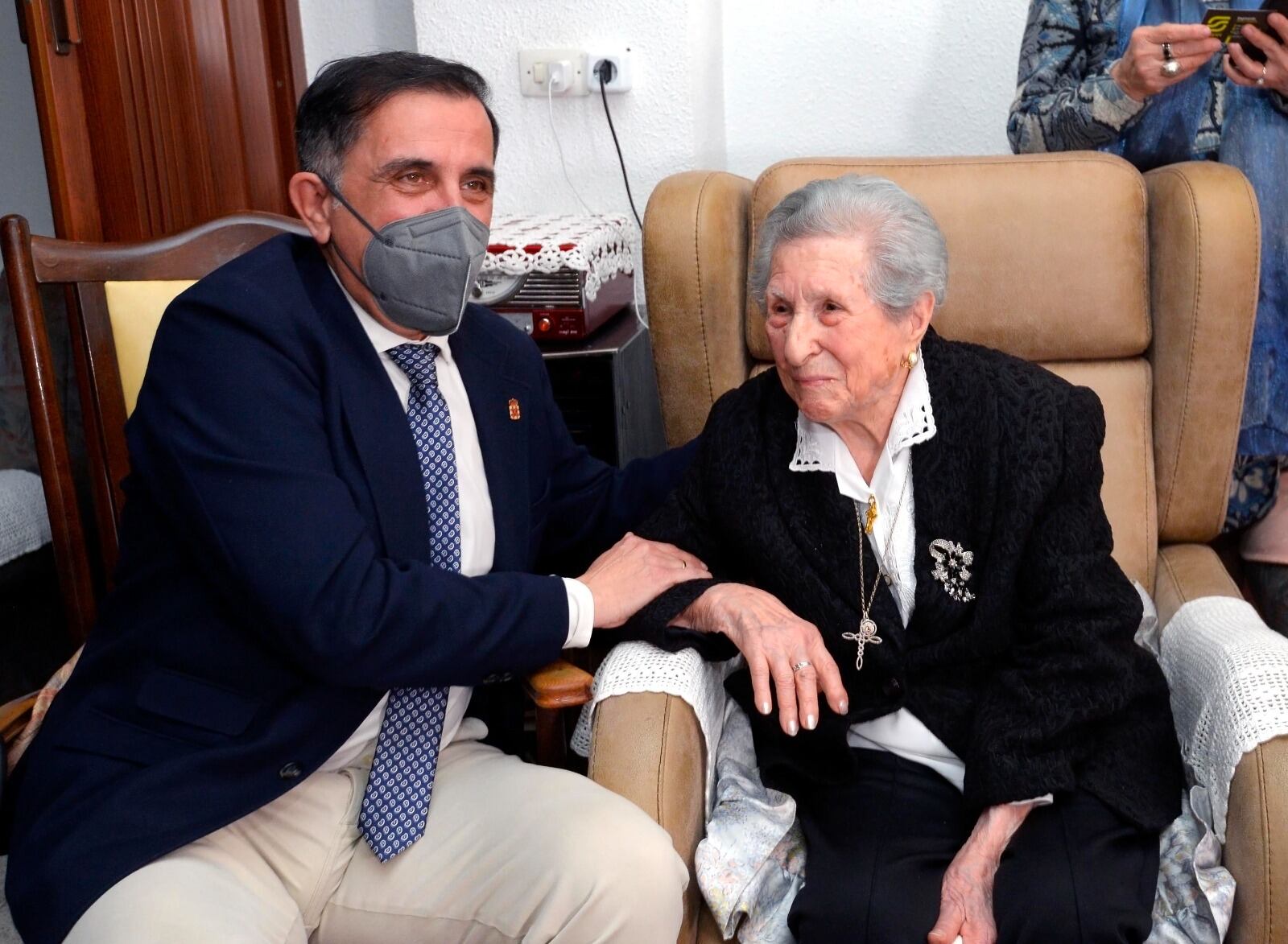 Concepción, la abuela de Espinardo, junto al alcalde de Murcia
