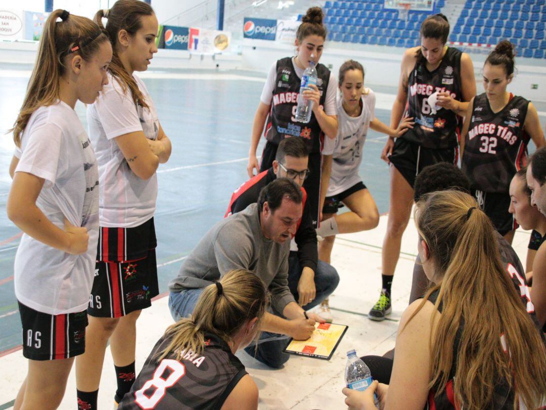 Jesús García charlando con las jugadoras en una de los partidos.