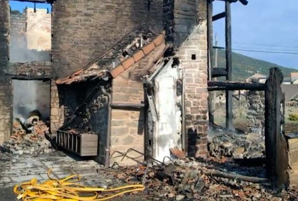 Así quedó el chalé unos días después, tras un incendio en otro botellón