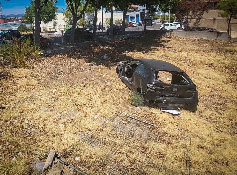 Vehículo abandonado en una zona industrial de San Sebastián de los Reyes