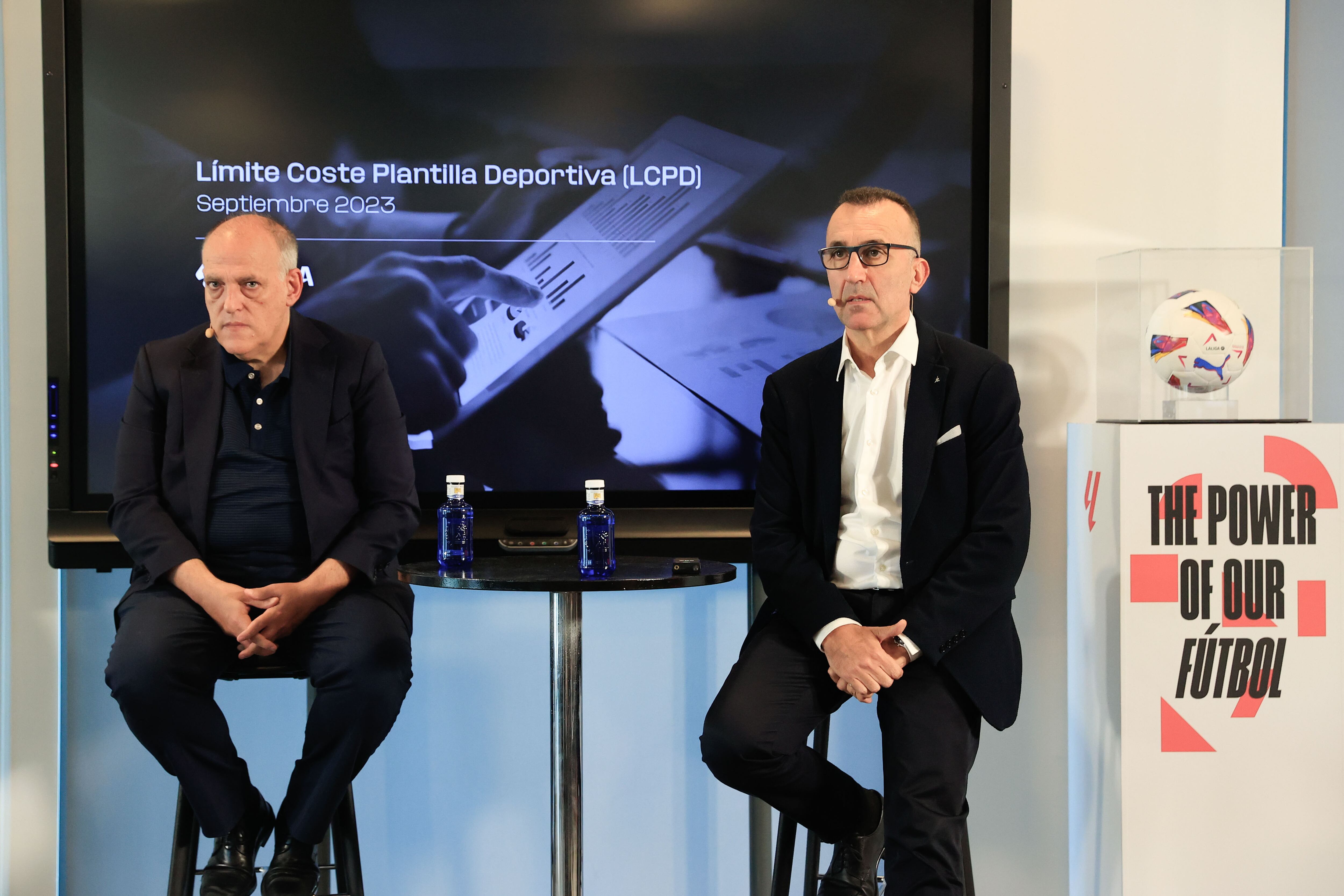 MADRID, 14/09/2023.-Javier Tebas, presidente de LaLiga y Javier Gómez, director general corporativo, durante la rueda de prensa en la que hacen públicos los límites de los costes de las plantillas de LaLiga EA Sports y LaLiga Hypermotion tras el cierre del mercado de verano.- EFE/ Zipi Aragón
