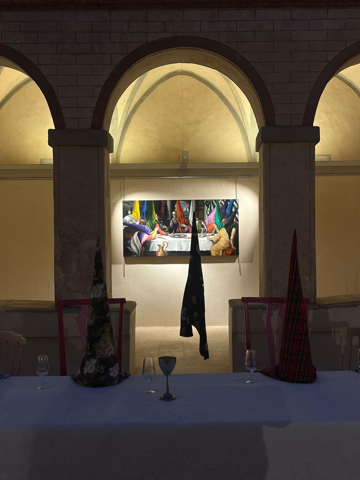 Última cena: rito y capirote de Agustín I. Barrera en el Convento de las Artes de Tarragona