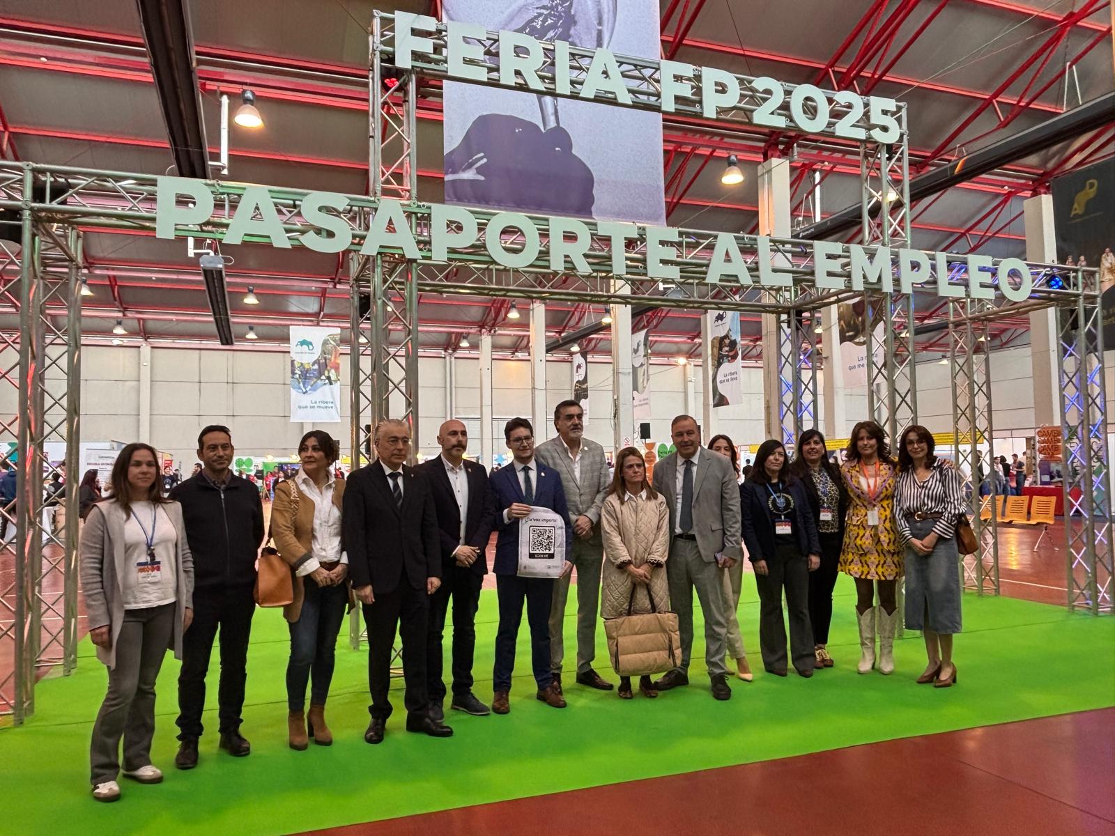 Autoridades y organizadores en la apertura de la feria
