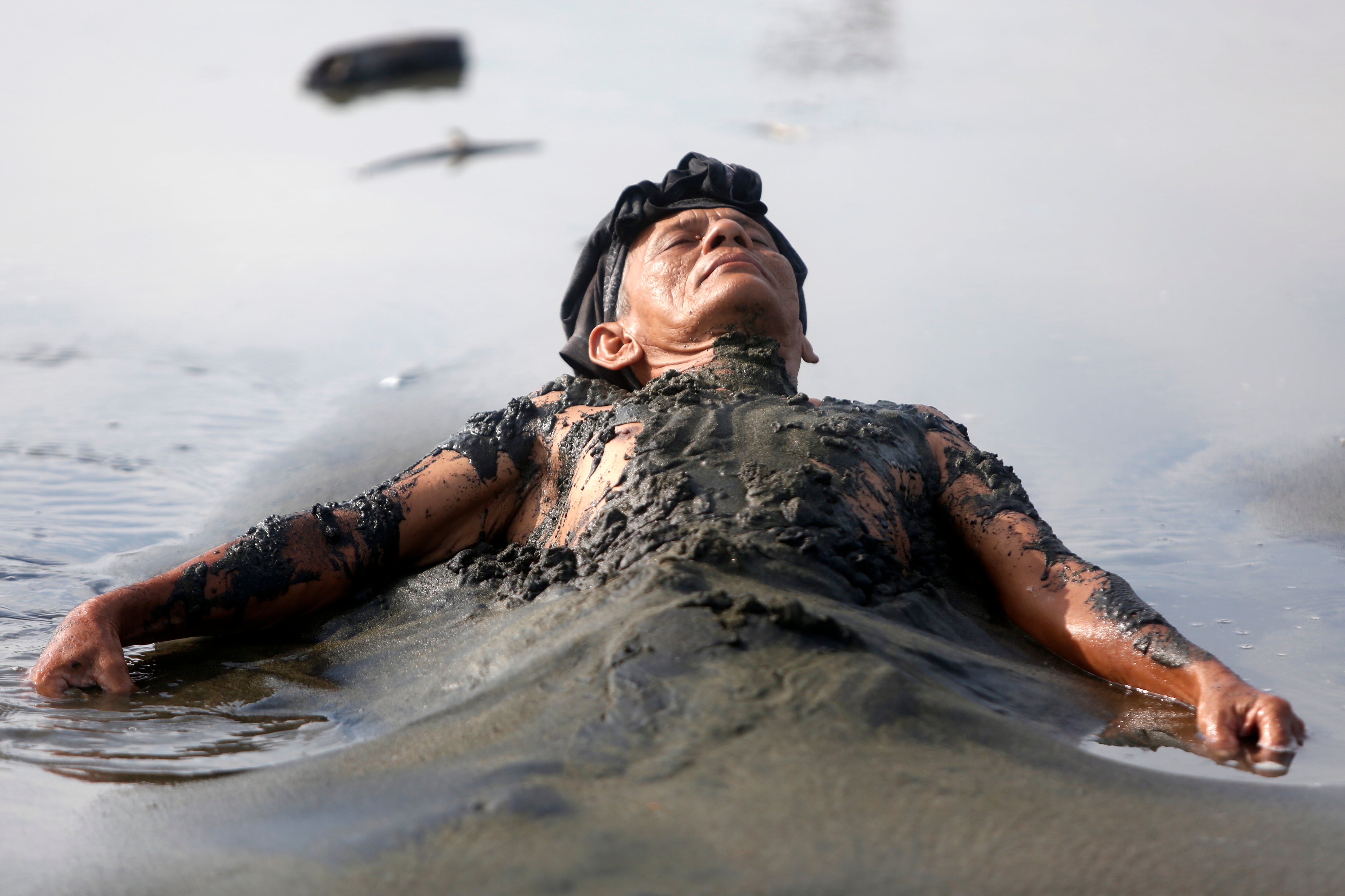 Un bañista visita la playa de Shiah Kuala en Banda Aceh, Indonesia.