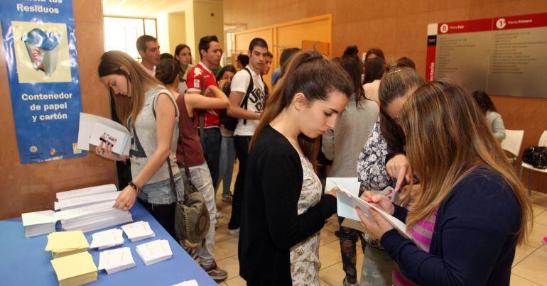 Estudiantes en un pasillo de la Universidad de Valladolid