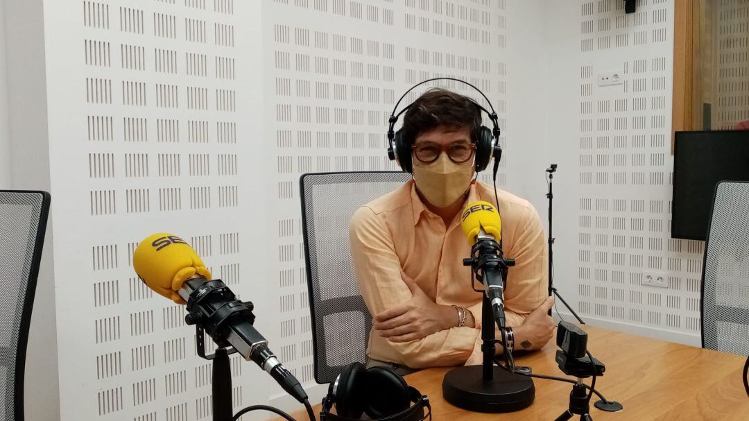 Manuel Lombro en el estudio del programa Hoy por Hoy Sevilla