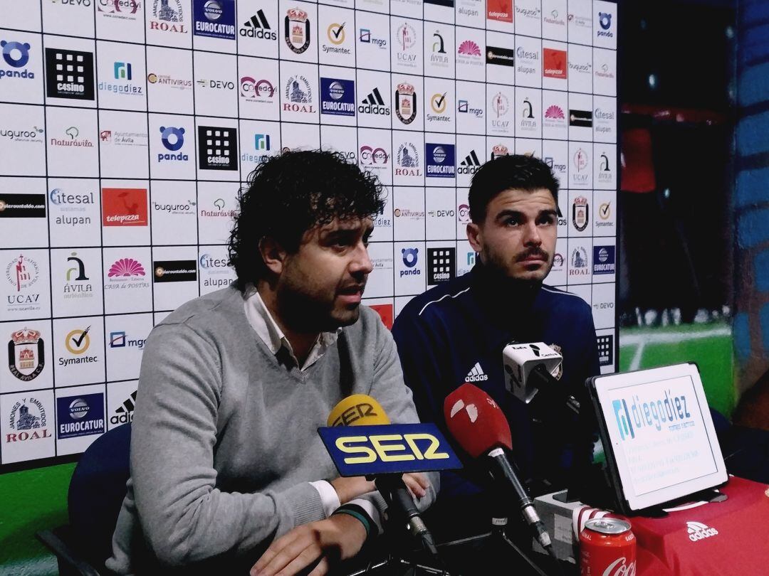 El nuevo guardameta del Real Ávila, Alberto Díaz (d), junto al Director General del club, Carlos González 