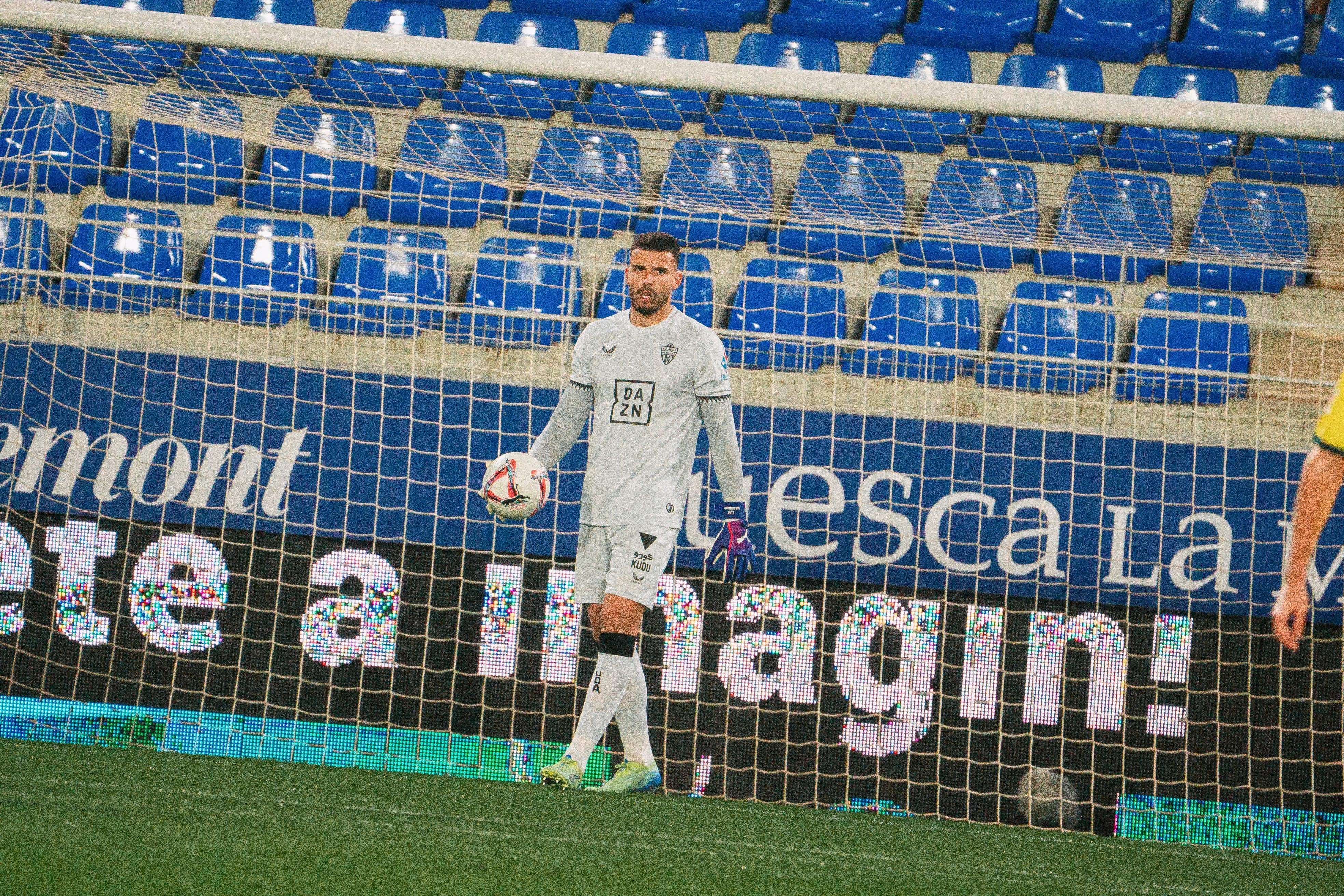 Luis Maximiano encajaba dos goles en el Alcoraz de Huesca.