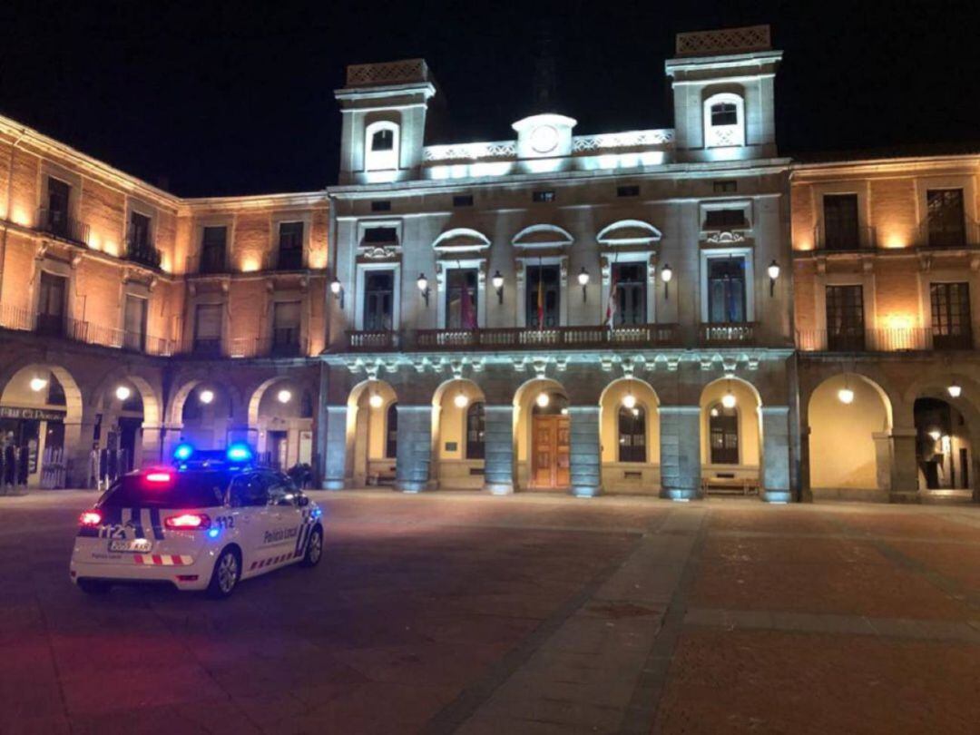 Un coche patrulla circula por el Mercado Chico